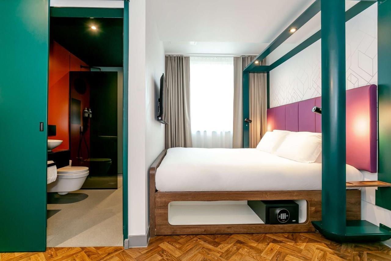 Compact Room,1403917418:JPEG