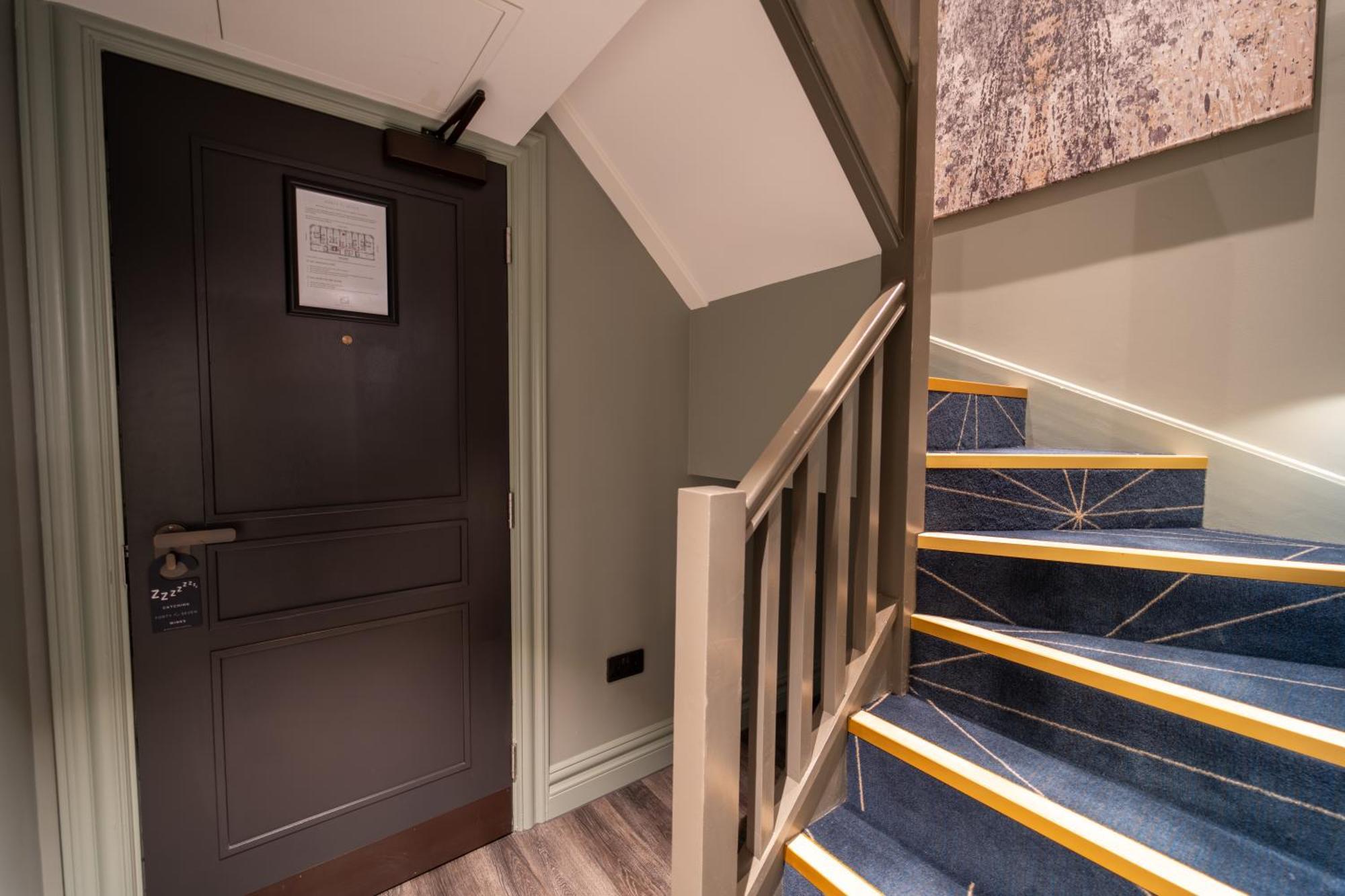 Split Level King Suite Living Area Kitchenette Room Bath Tub Non-Smoking,1539569419:JPEG